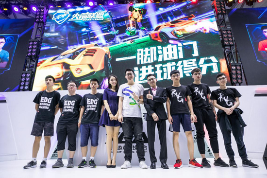 EDG、RNG火箭联盟战队队员及解说合影