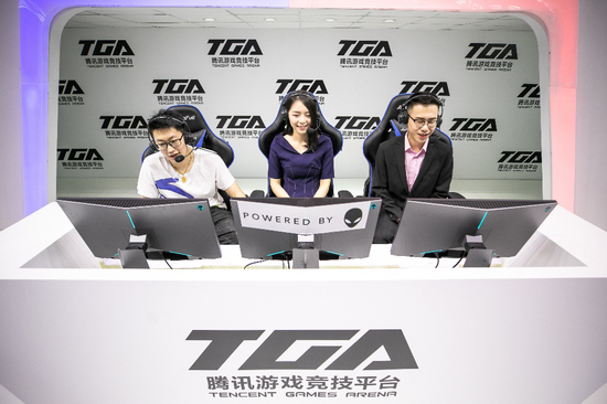 余霜、泽元、老冕坐镇解说席