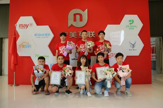 “火力全开”战队凯旋而归，宁美国度的小伙伴们为他们送上代表胜利的花束！