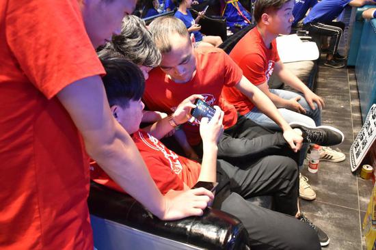 赛前准备，讨论战术