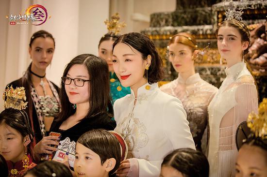 熊英老师与剑网3品牌总监蒋安琪合影