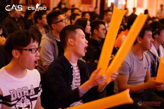 现场观众疯狂打call，掀起一阵阵热浪