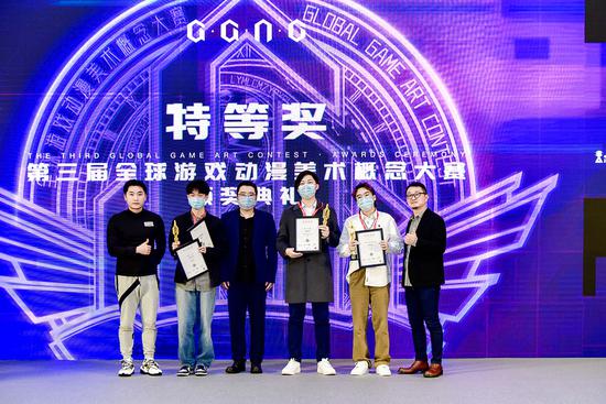 特等奖获奖选手与颁奖嘉宾合影 左起：钟风华、吴俊达、穆之飞、张峰、张涛、林永民