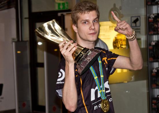 队中头号传奇选手森林哥f0rest,2005年年仅17岁时就已经在国际大赛崭