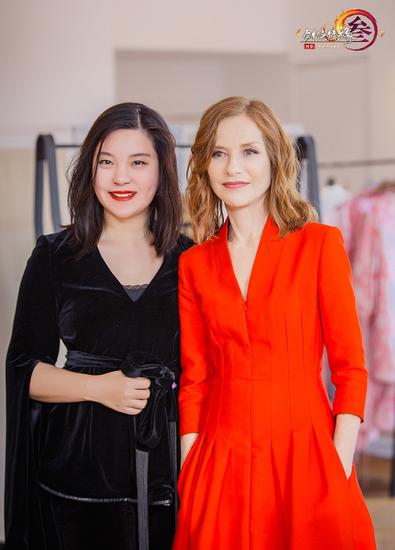 法国影后伊莎贝拉·于佩尔与剑网3品牌总监蒋安琪合影