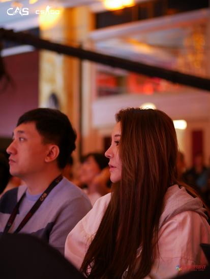 谁说电子竞技没有妹子，不仅有，而且多，长得还漂亮