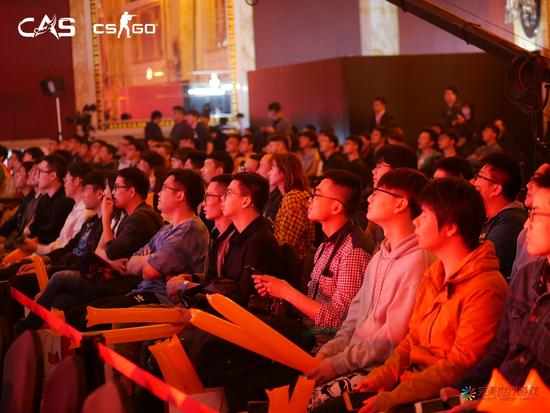 每遇精彩残局或选手逆天表现，现场观众几乎同时在“喔！”