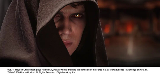 (《星球大战3西斯的复仇》安纳金·天行者已经逐渐落入原力的黑暗面)