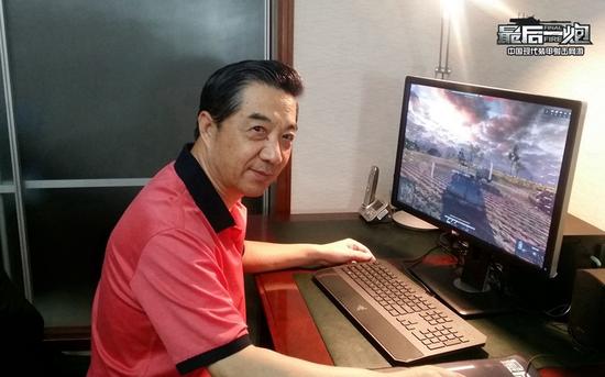 图12：张召忠将军试玩《最后一炮》