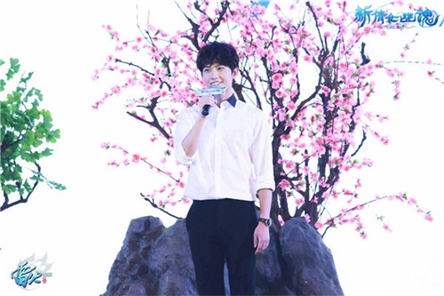 图4：杨洋在初见首秀礼上演绎微微一笑很倾城片段