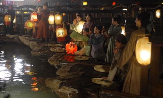 图3：《红楼梦》中的元宵节 荣国府内众人共同放花灯