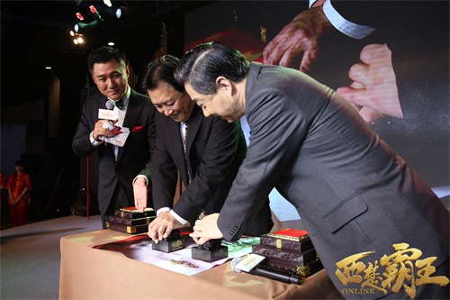 图10 唐国强与张召忠一同合案印