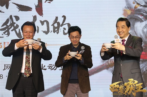 图8 同台畅饮壮行酒