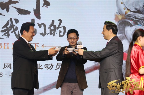 图7 唐国强、张召忠、郑大岳举杯庆贺