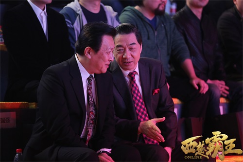 图13 唐国强、张召忠相谈甚欢