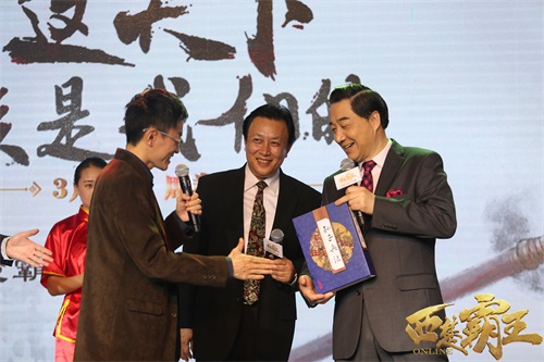 图5 张召忠送上《孙子兵法》