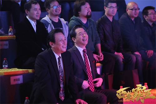 图12 唐国强、张召忠喜笑颜开