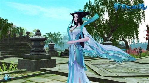 青衣绿水色，衬托出小倩清丽出尘的气质。