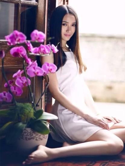 作为星尚频道《美食大王牌》的节目主持,黄伊唯被许