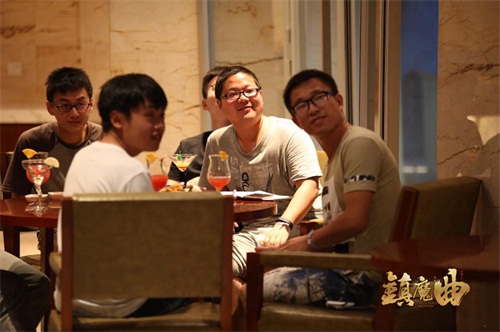 活动现场玩家认真聆听主策爆料