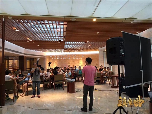 玩家仔细聆听主策现场爆料