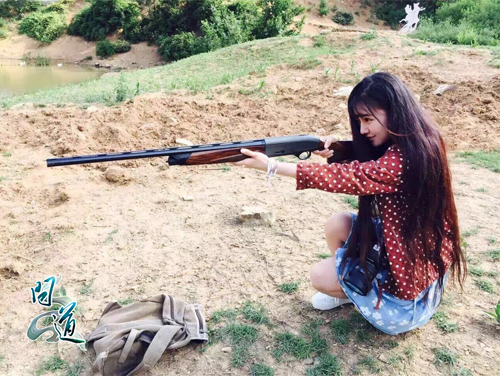 美女玩家持枪狩猎