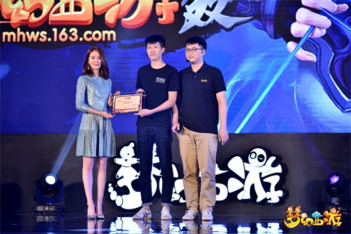 刘诗诗为代表玩家送上“首席小狮子”证书