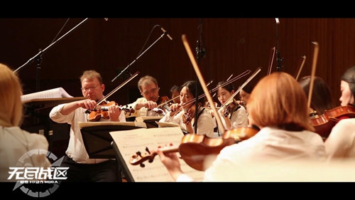 作曲家杨胜革现场指挥乐团