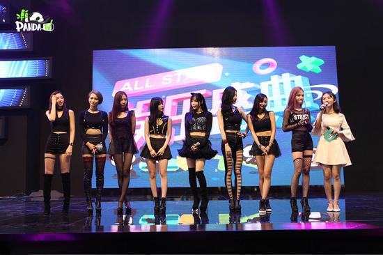 你的月亮我的珂~二珂真的好美，下台后粉丝们纷纷要合照~