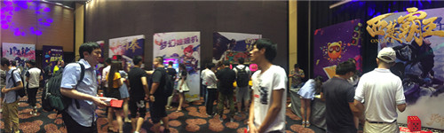 参加嘉年华的玩家络绎不绝