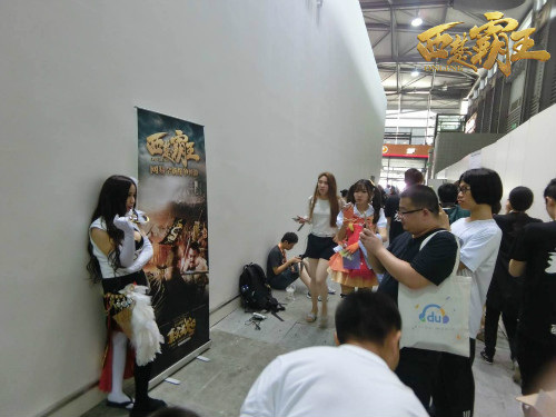 美女Coser和西楚霸王海报被玩家们强势围观