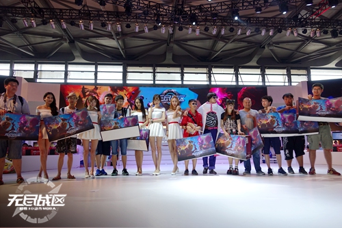 比赛结束后ShowGirl送上《无尽战区》周边大礼包留作纪念