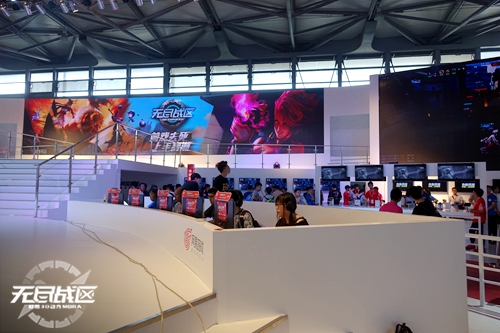 现场玩家被邀请上主舞台举办的表演赛