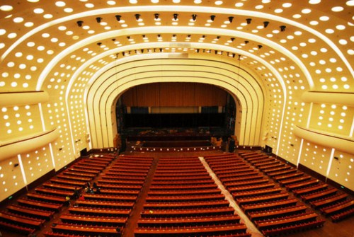 红厅大会堂位于上海世博中心一楼,面积约3000平方米,观众席共有三层