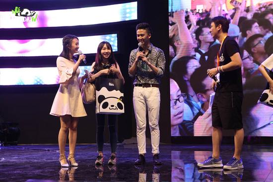 校长亲自将周边送给妹子，看把妹子乐的~