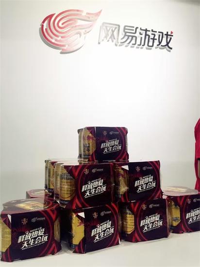 现场礼物好贴心。ChinaJoy逛累了，网易游戏请你喝红牛！