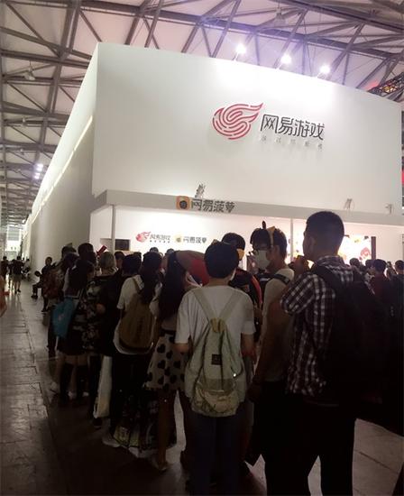 玩游戏、看表演、排队领周边……一个都不能少！