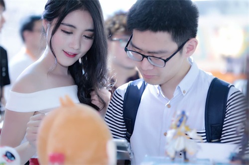 美女陪我打游戏，40度高温算什么？烤熟了都愿意！