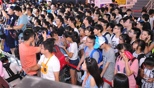 梦幻西游的舞台互动时间，网易展台前已经挤满了观众。