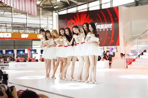 谁说showgirl就要卖肉？网易游戏的Showgirl就是清纯萌妹，微微一笑秒杀你。