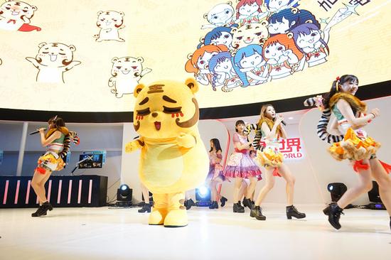 Lunar与姜小虎表演近景图