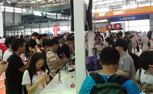 网易试玩区的玩家在排队体验手游。