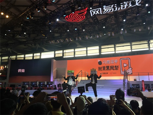 网易菠萝的凹凸君凭借两支鬼畜舞蹈震颤全场，欢呼声不断。