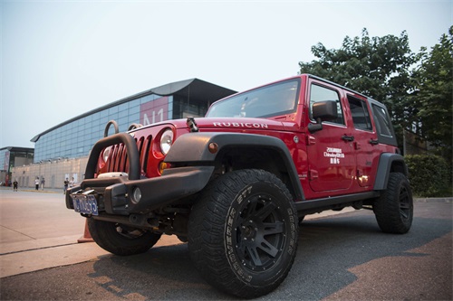 CJ场馆外惊现Jeep的网易游戏CJ红色主场专车。这几天这些车会出没上海全城，遇到它们记得拦下来！