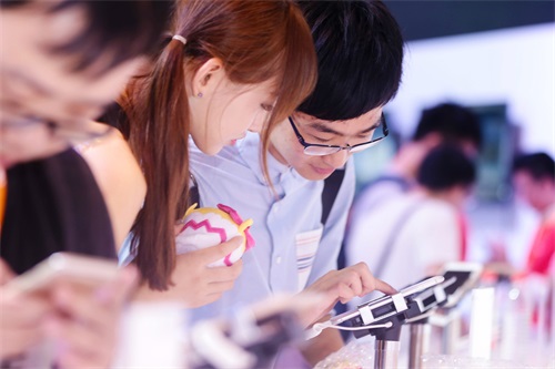 在网易展台试玩游戏的玩家，一不小心吃了口狗粮。