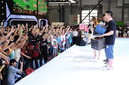 籽岷CJ现场与玩家热情互动