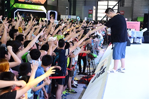 籽岷CJ现场抽选幸运玩家上台