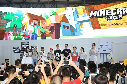 籽岷在舞台与幸运玩家合影