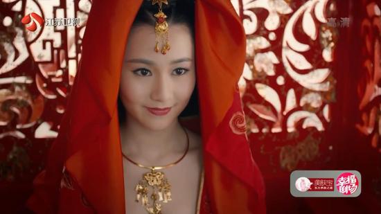 身着复古嫁衣的小雨妖妖