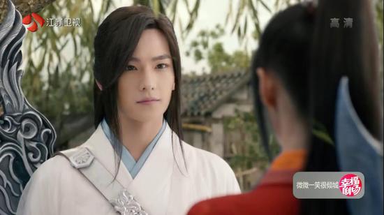 白衣琴师俊逸非凡